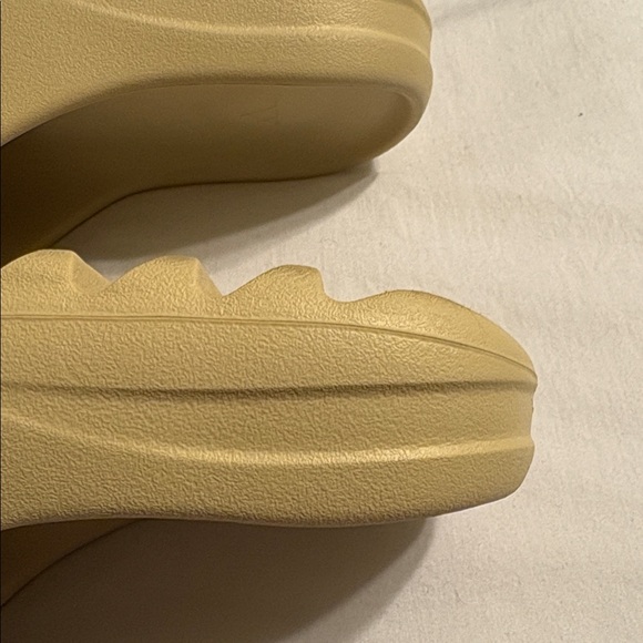 Yeezy Slide Sandals - Bone - Men’s 11 - Picture 12 of 12